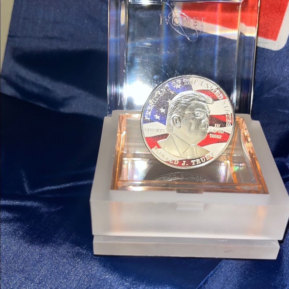 2020 Donald J Trump Commemorative Coins & Banner  By Jacmel